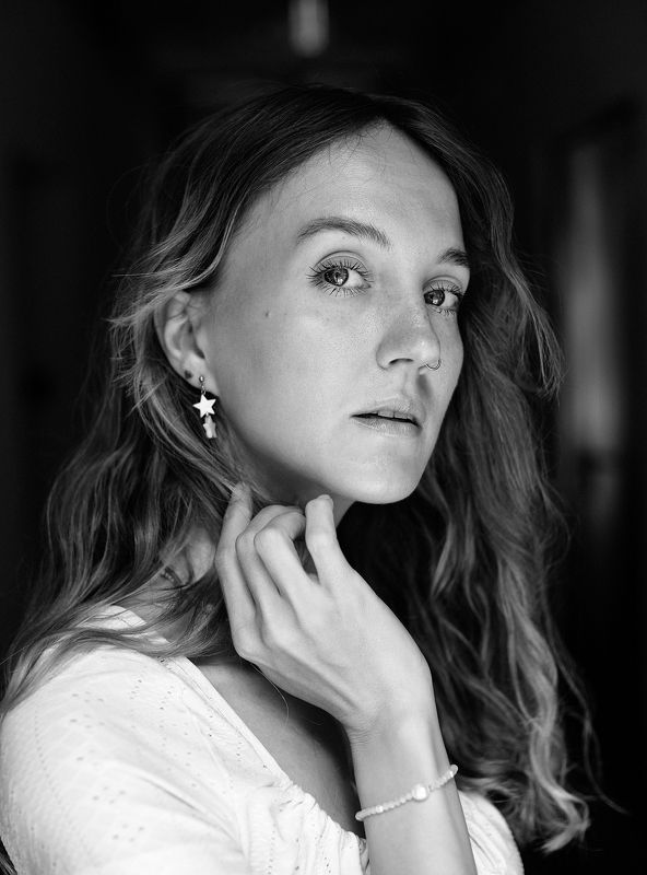 портрет, портретная фотография, женский портрет, естественный свет, фотосессия, чб, девушка, естественность Светаphoto preview
