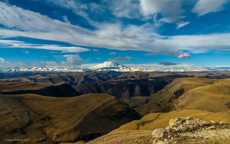 эльбрус, в облаках, вершина, утро, пастбища, предгорья, весна, апрель, карачаево черкессия Эльбрус с севера фото превью
