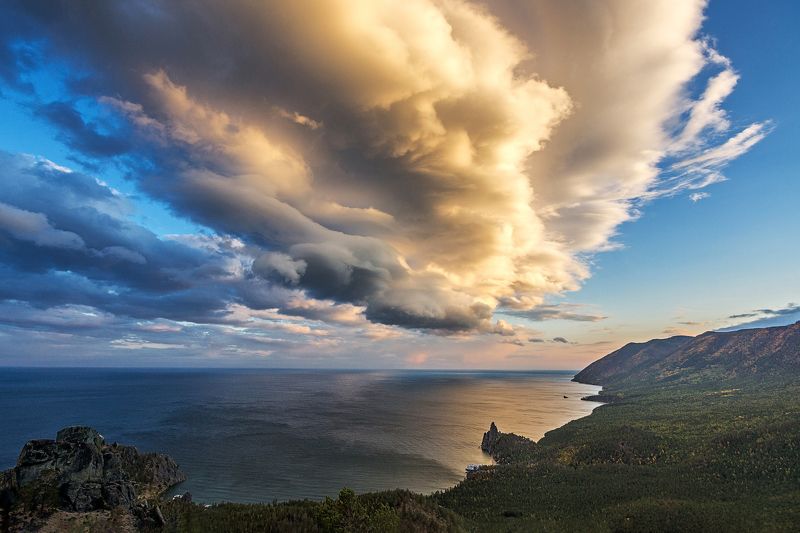 байкал, бухта песчаная, лентикулярные облака Лентикулярные облака над бухтой Песчанойphoto preview