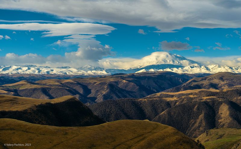 эльбрус, в облаках, вершина, облака, утро, пастбища, предгорья, весна, апрель, карачаево черкессия Горы земные и небесные… фото превью