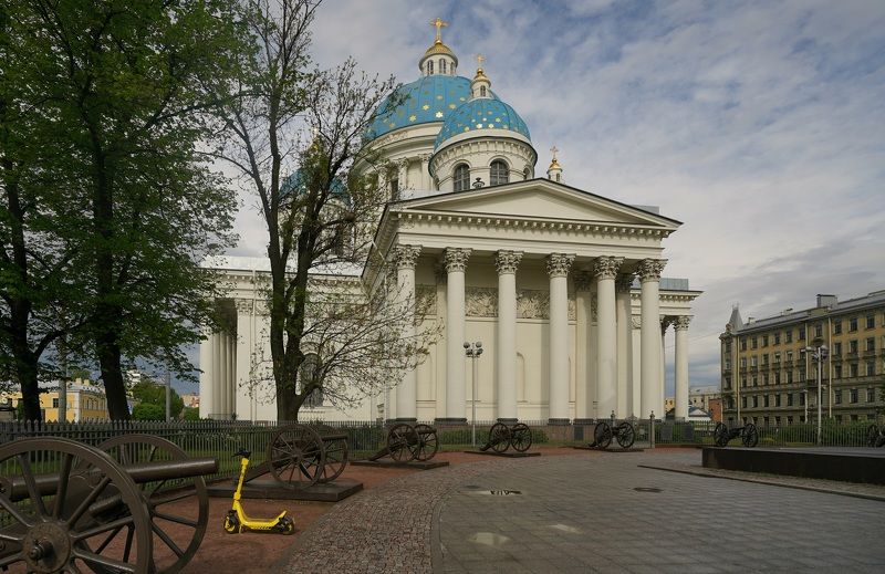 Yellow scooter фото превью