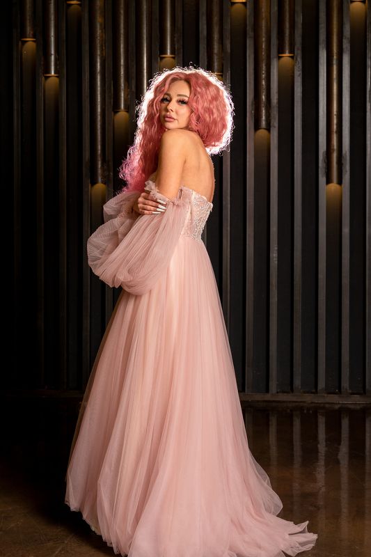 женский  портрет, студийная фотосессия, концептуальное фото Малинаphoto preview