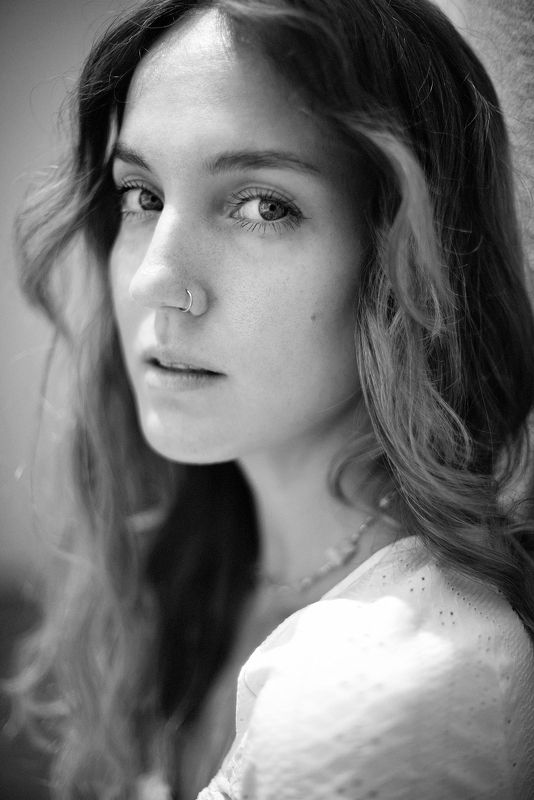 портрет, портретная фотография, женский портрет, естественный свет, фотосессия, чб, девушка, естественность Светаphoto preview