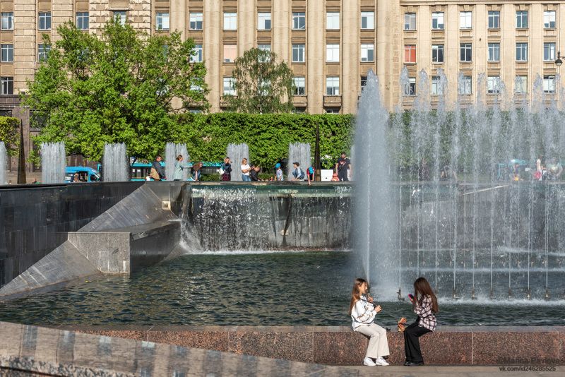 санкт-петербург, фонтаны, фонтанный комплекс на московской площади, московская площадь, стрит фото, streetphoto, жанр, уличное фото Люди и фонтаны...photo preview