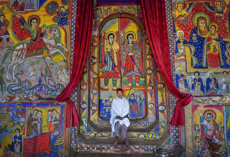 эфиопия, африка, христианство, священник, церковь, монастырь, озеро тана, фрески Эфиопский священникphoto preview