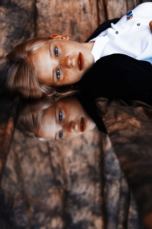 портрет, модель, лицо, глаза, веснушки, зеркало, девушки, девушка Сашаphoto preview