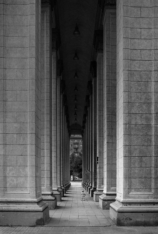 ребенок, колонны, масштаб, новосибирск Большой мир фото превью