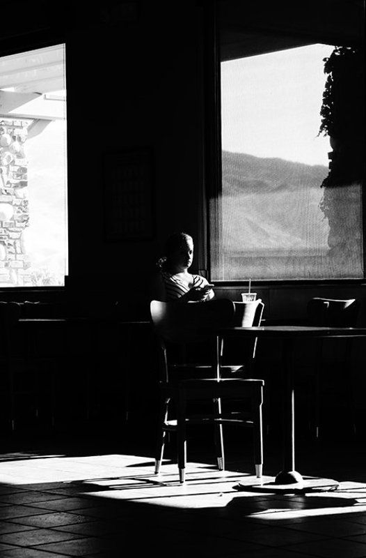 деушка, окна, свет, тени кафе Гармония света и тениphoto preview