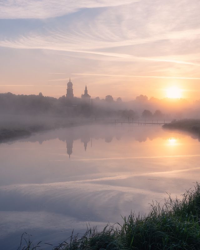 утро туман река село церковь Туманный рассвет в старинном селе Белаяphoto preview
