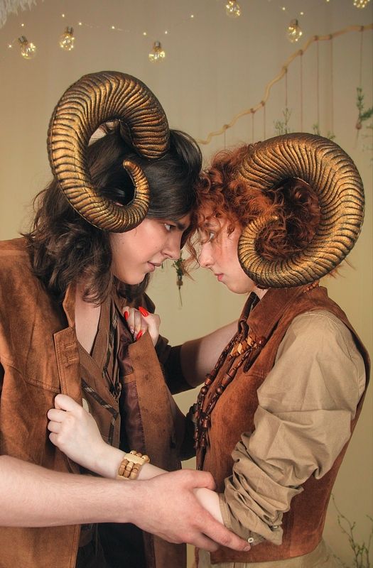 Рога, пара, фэшн Знак зодиака Овенphoto preview