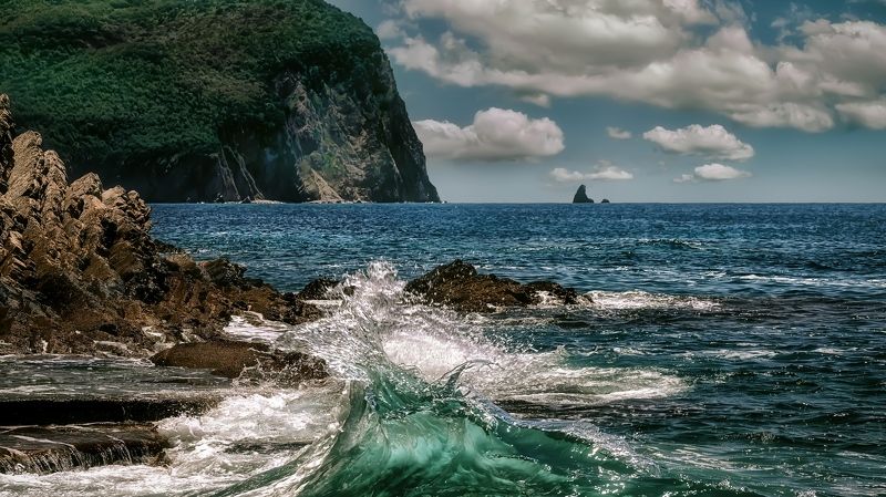 пейзаж море берег вода волны горы день небо облака Прибойphoto preview