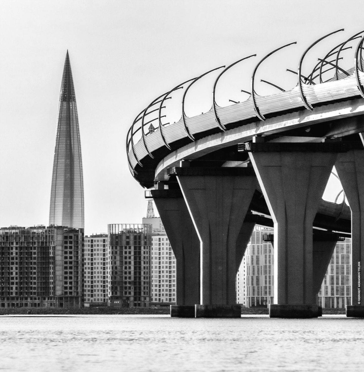 ЗСД и Лахта центр. Автор: Григорий Армашов-Тельник #archicture, #geometry, #monochrome, #bridge, Григорий Армашов-Тельник