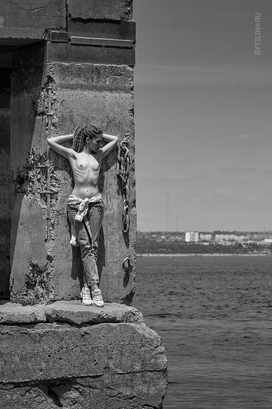 девушка, топлесс, грудь, причал, вода, руины, стоять, молодая, женщина, обнаженная, , photo preview