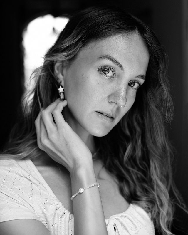портрет, портретная фотография, женский портрет, естественный свет, фотосессия, чб, девушка, естественность Светаphoto preview