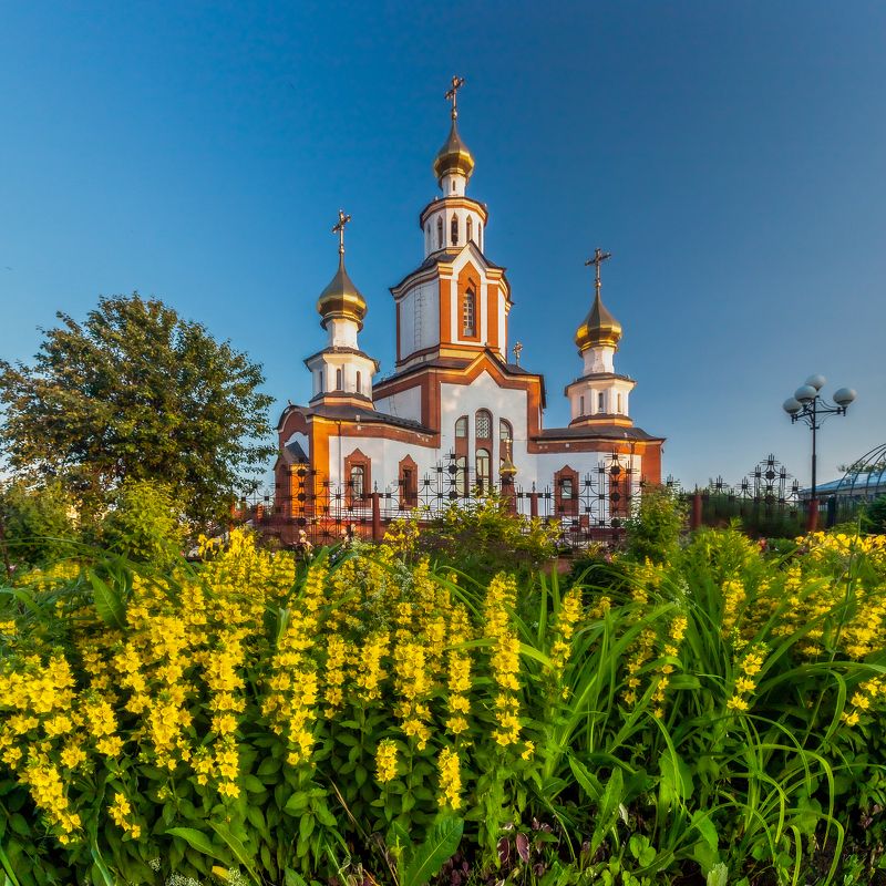 храм, церковь, лето, закат, цветы, вечер, любовь, тепло, ярко, небо, купола На закатеphoto preview