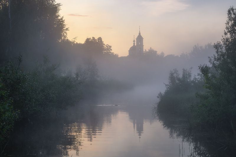 церковь храм туман утро fog morning church Утреннее купание маленькой выдрыphoto preview