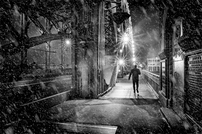 город.вечер,мост,прохожий,непогода Непогодаphoto preview