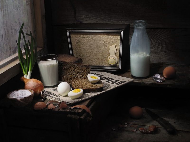 еда, хлеб, молоко, лук, приёмник, радио, газета Новости в обед.photo preview