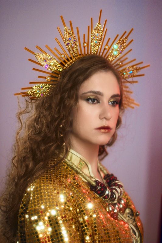 Золото, корона, портрет, девушка, королева  Знак зодиака Левphoto preview