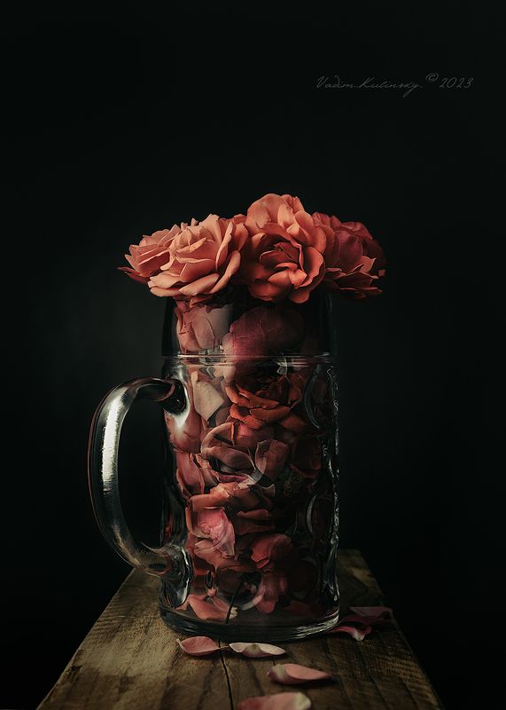 натюрморт низкий ключ бокал садовые розы арт-фото Rose foamphoto preview