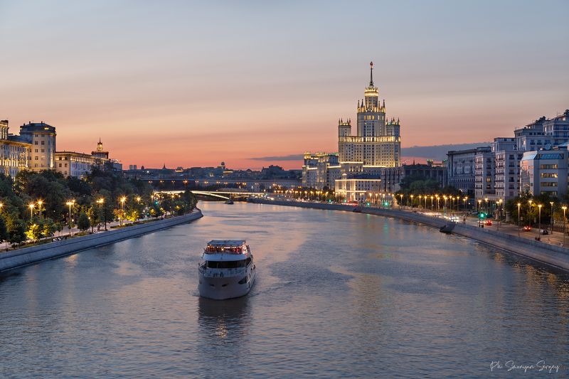 Нежный закат у дома на набережнойphoto preview