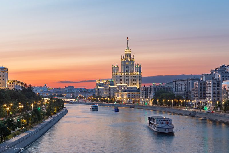 Нежный закат у дома на набережной (2)photo preview