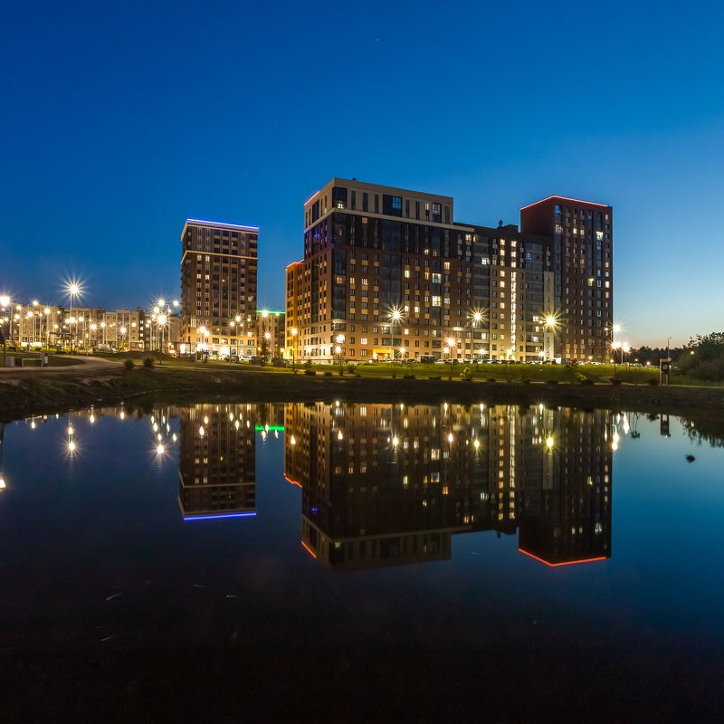 Киров, Вятка, пруд, вода, тепло, лето, ночь, ярко, небо, отражения, архитектура, район, город, подсветка, здания, рыбы, рыба, глубина, подсветка Теплый вечер в Кировеphoto preview