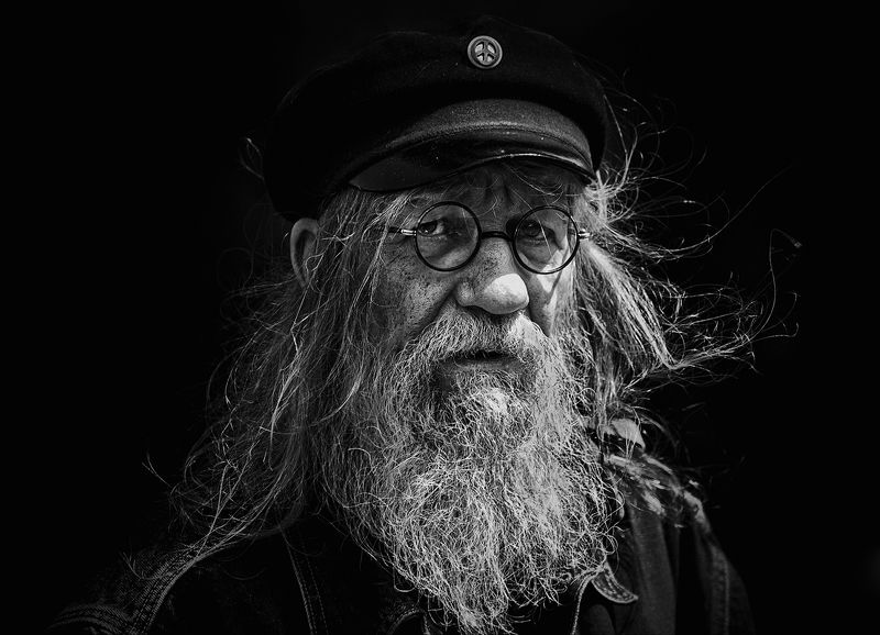 чб фото, уличный мужской портрет, фестиваль хиппи photo preview