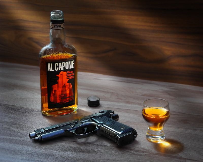 аль капоне, коньяк, виски, бренди, пистолет, берета, Легенда Чикаго.photo preview