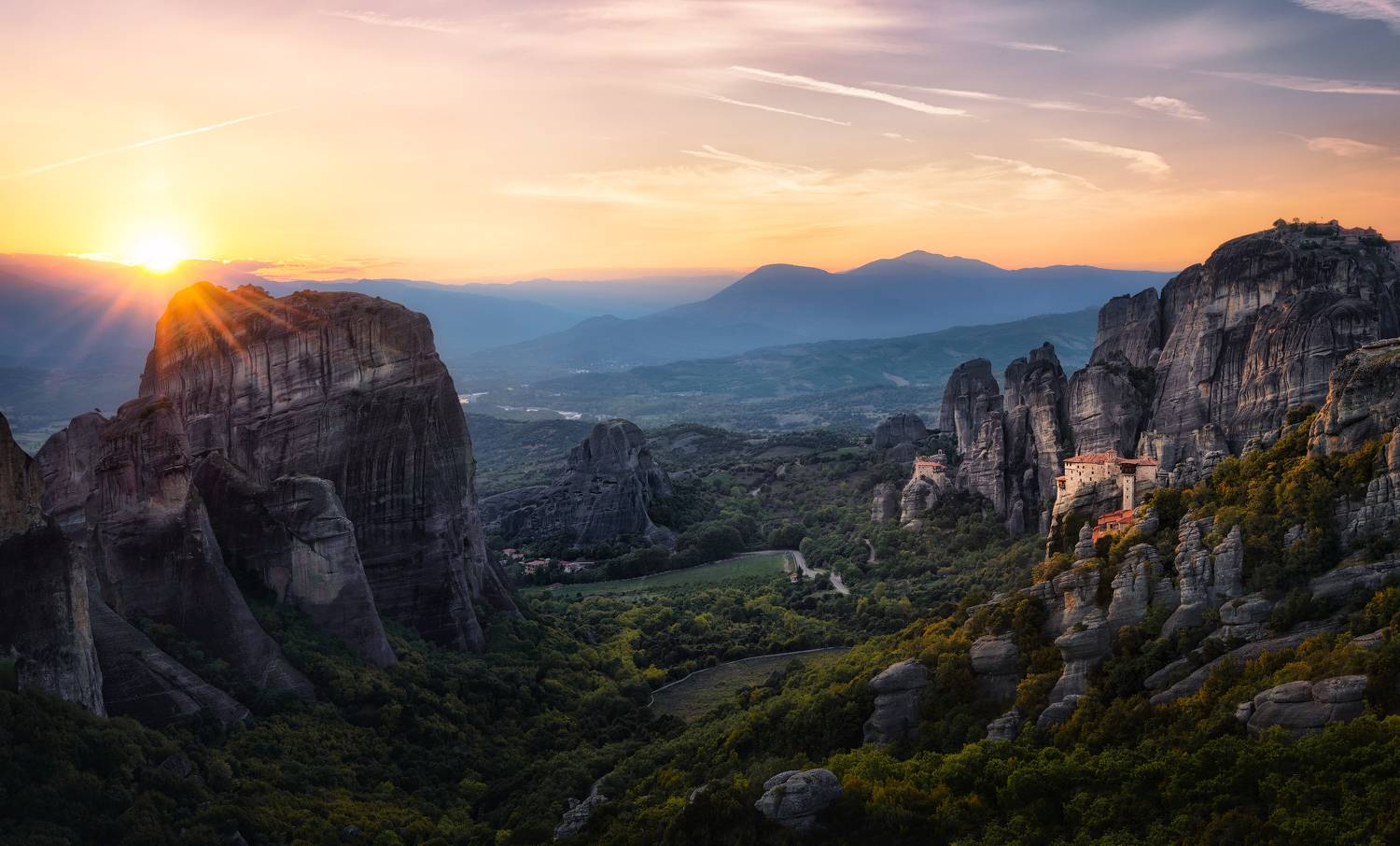 Закат на Метеорах / Meteora sunset. Автор: Эрнест Вахеди закат, рассвет, вечер, утро, природа, зелень, горы, холмы, монастырь, метеора, метеоры, греция, sunset, sunrise, evening, morning, trees, rock, rocks, hills, monastery, monasteries, meteora, greece, Эрнест Вахеди
