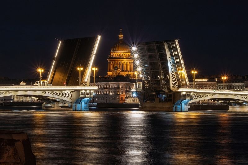 Вид на Исаакиевский собор через разводной пролет Благовещенского моста.photo preview