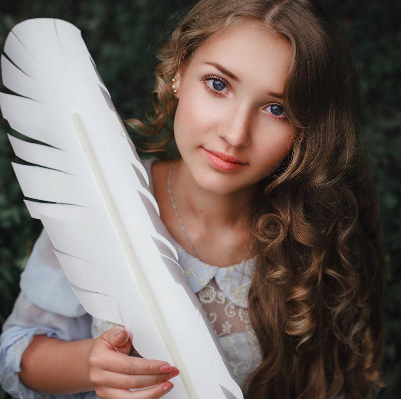 девушка, портрет, сказка, перо, лес, красота Message to Wonderlandphoto preview