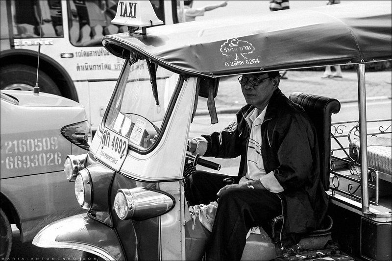 Таиланд, путешествия, Бангкок Водитель тук-тукаphoto preview