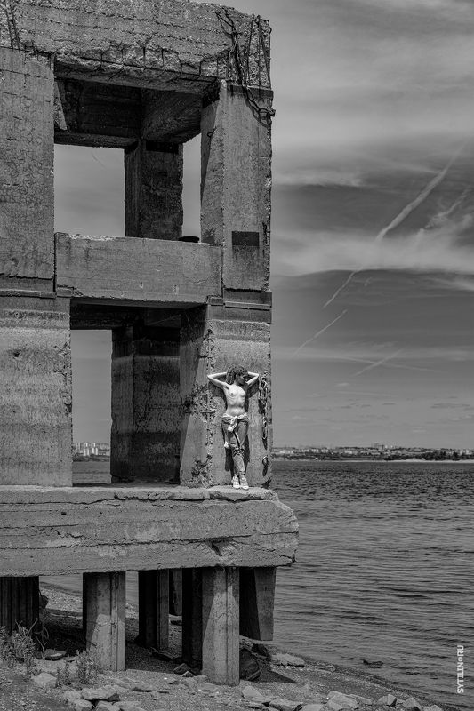 девушка, топлесс, грудь, причал, вода, руины, стоять, молодая, женщина, обнаженная, photo preview