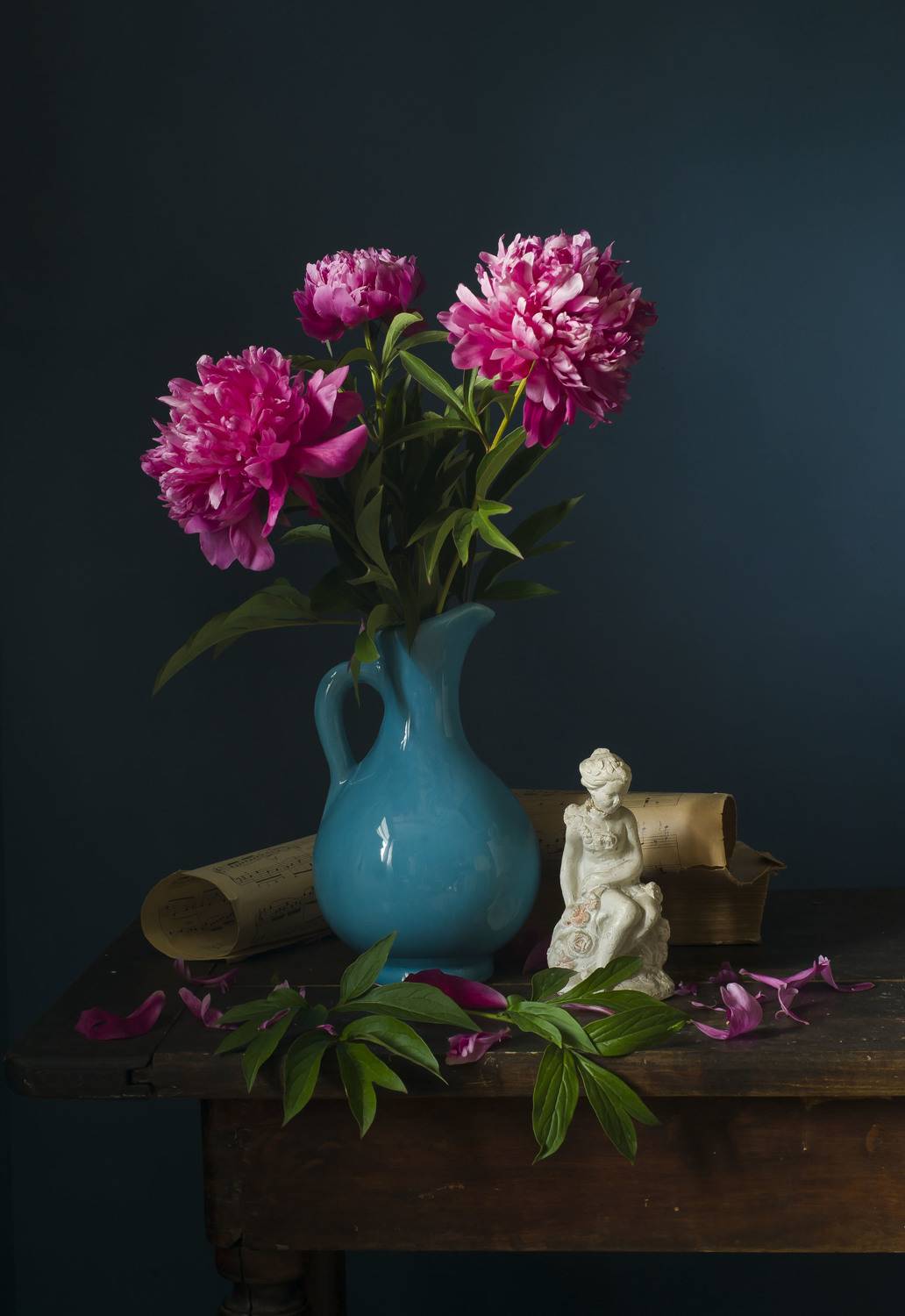 Пионы в голубом кувшине.. Автор: Oksana Evkodimova пионы, кувшин, лето, увядание, июнь, натюрморт, Oksana Evkodimova