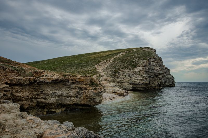 Утес у края моряphoto preview