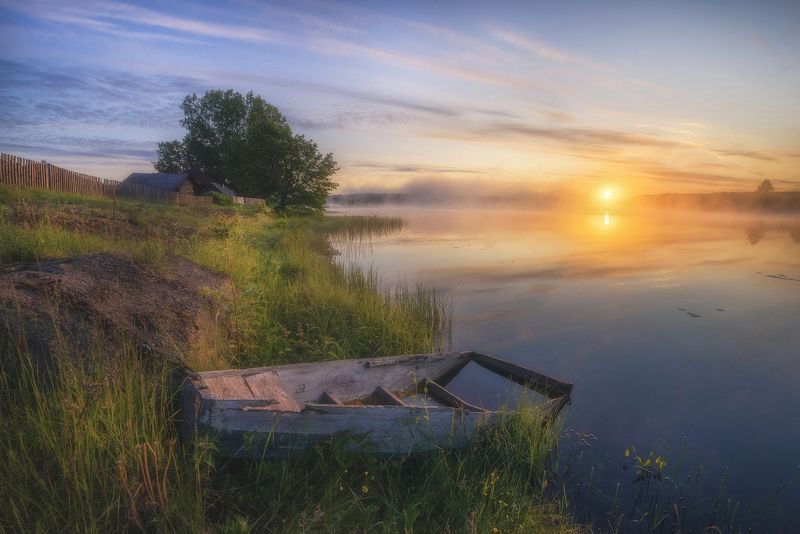 Утро у старой лодкиphoto preview