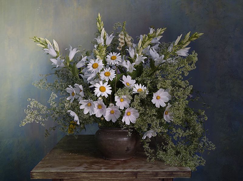 натюрморт, вера павлухина, ромашки, колокольчики, космеи, Скромная нежностьphoto preview