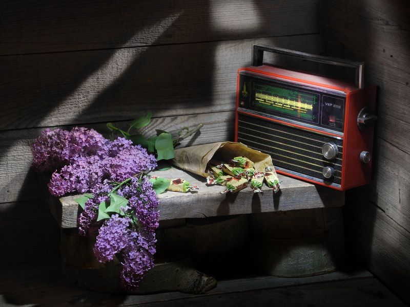 цветы, сирень, конфеты, приёмник, радиоприёмник, свидание, В ожидании свидания.photo preview
