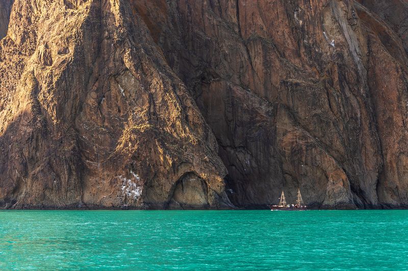 прогулка, море, корабль, вода, скалы, обрыв, тепло, лето, солнце, мощь, бирюза, парусник, ярко, пейзаж Прогулкаphoto preview