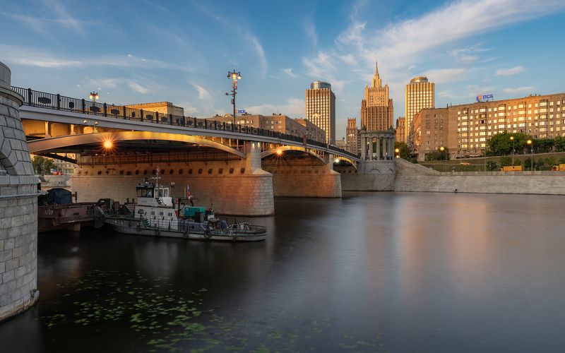 город, москва, столица, архитектура, здание, вечер, закат, небо, река, мост, фонари, освещение, корабль, катер, длинная выдержка, timeblending, набережная, лето Вечерний вид у Бородинского моста фото превью