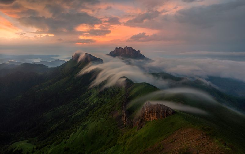 большой тхач на закатеphoto preview