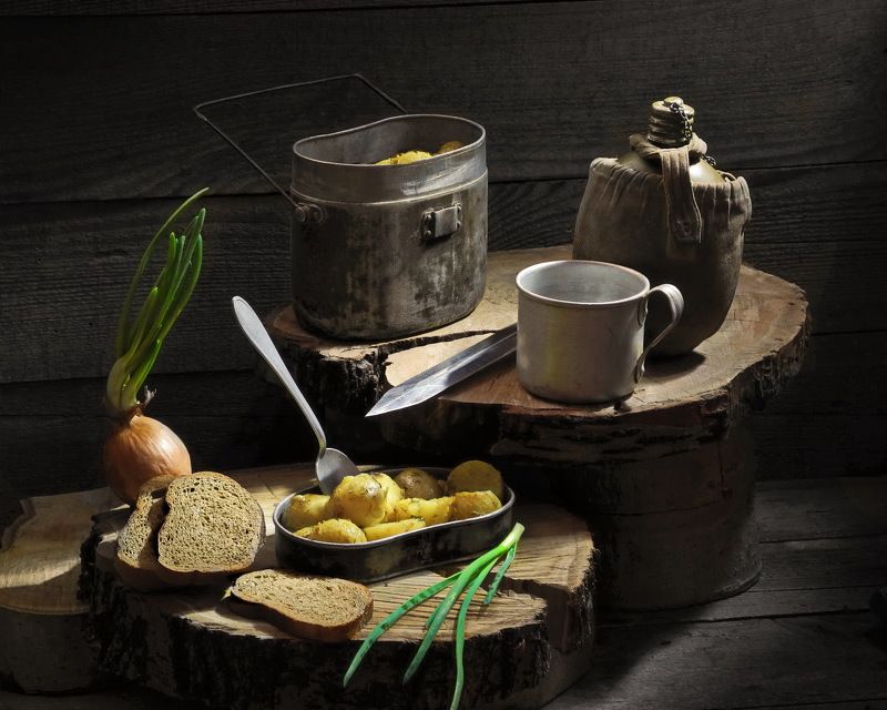 еда, картошка, война, котелок, хлеб, фляжка, кружка, ложка, лук, штык-нож Из серии - \