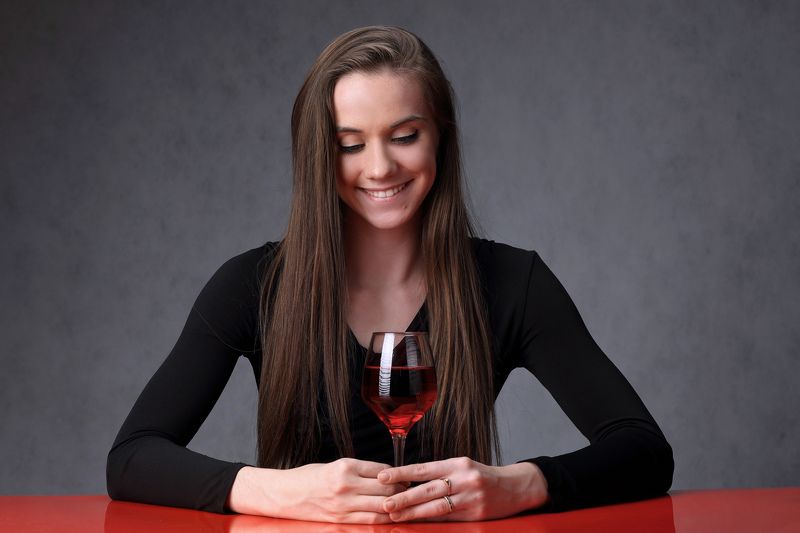 девушка, модель, актриса, вино, красное, студия, позировать, волосы, молодость, платье, улыбка, бокал, стиль Дарьяphoto preview