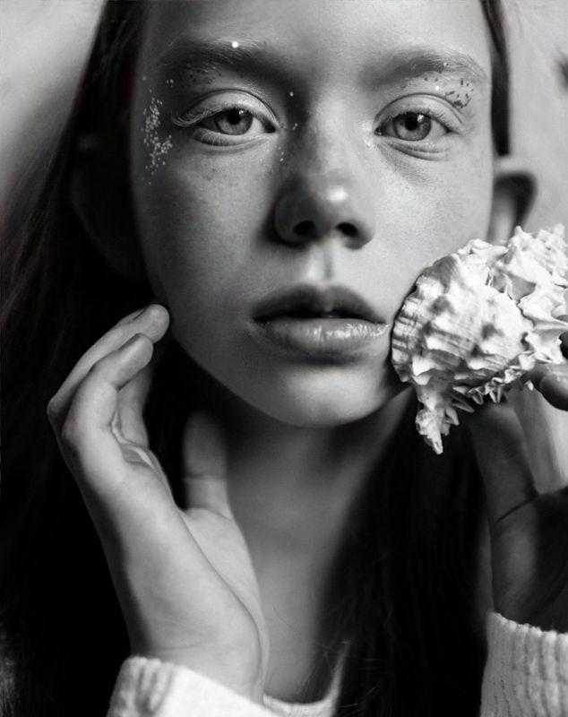 портрет,девочка,ребенок,веснушки,ракушка,морская,чб,чб фотография,детский фотограф, дети, рыжая seaphoto preview