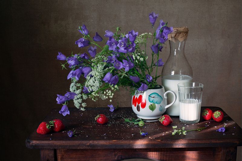 миламиронова, натюрморт, фотонатюрморт, натюрмортсцветами, ягоды, лето, клубника, молоко, стакан, авторскаяработа Летний натюрморт... фото превью