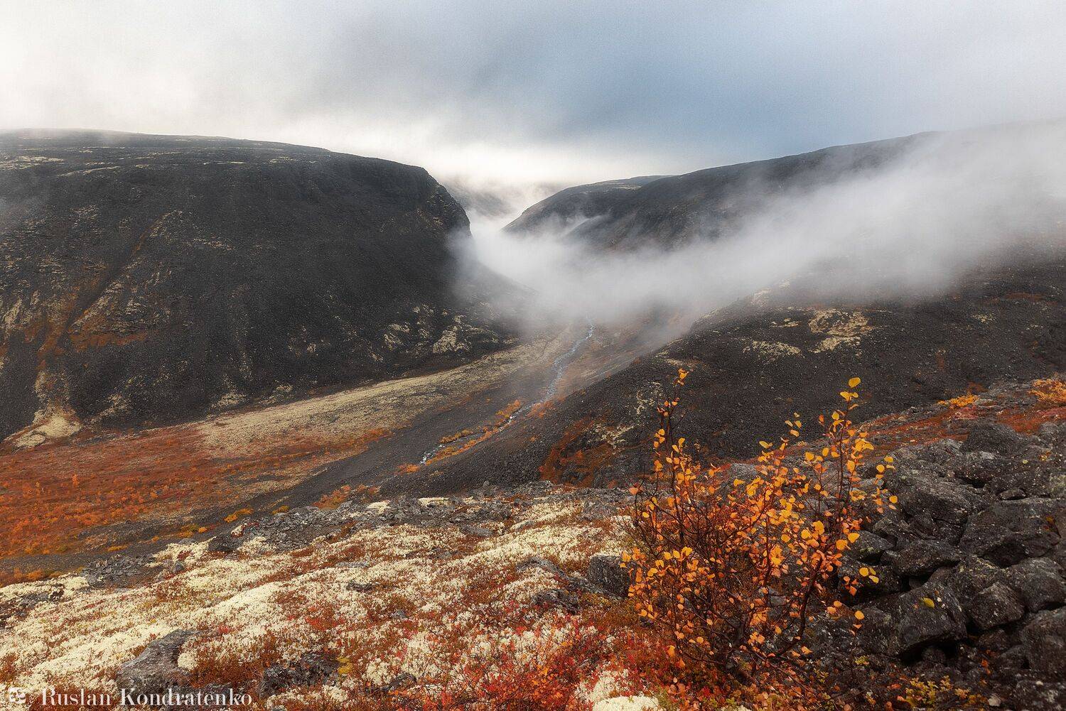 Туман в долине реки Тулбнюнуай. Автор: Кондратенко Руслан ловозерские тундры, сейдозеро, кольский полуостров, эльморайок, перевал, перевал эльморайок, горы, долина, осень, тулбнюнуай, Кондратенко Руслан