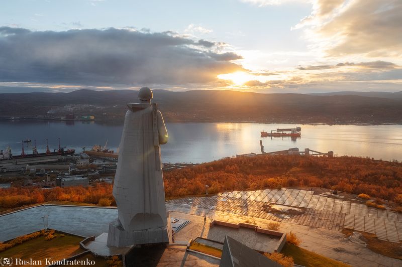 мурманск, алёша, защитникам советского заполярья, защитникам советского заполярья в годы великой отечественной войны, монумент Алёша на закате фото превью