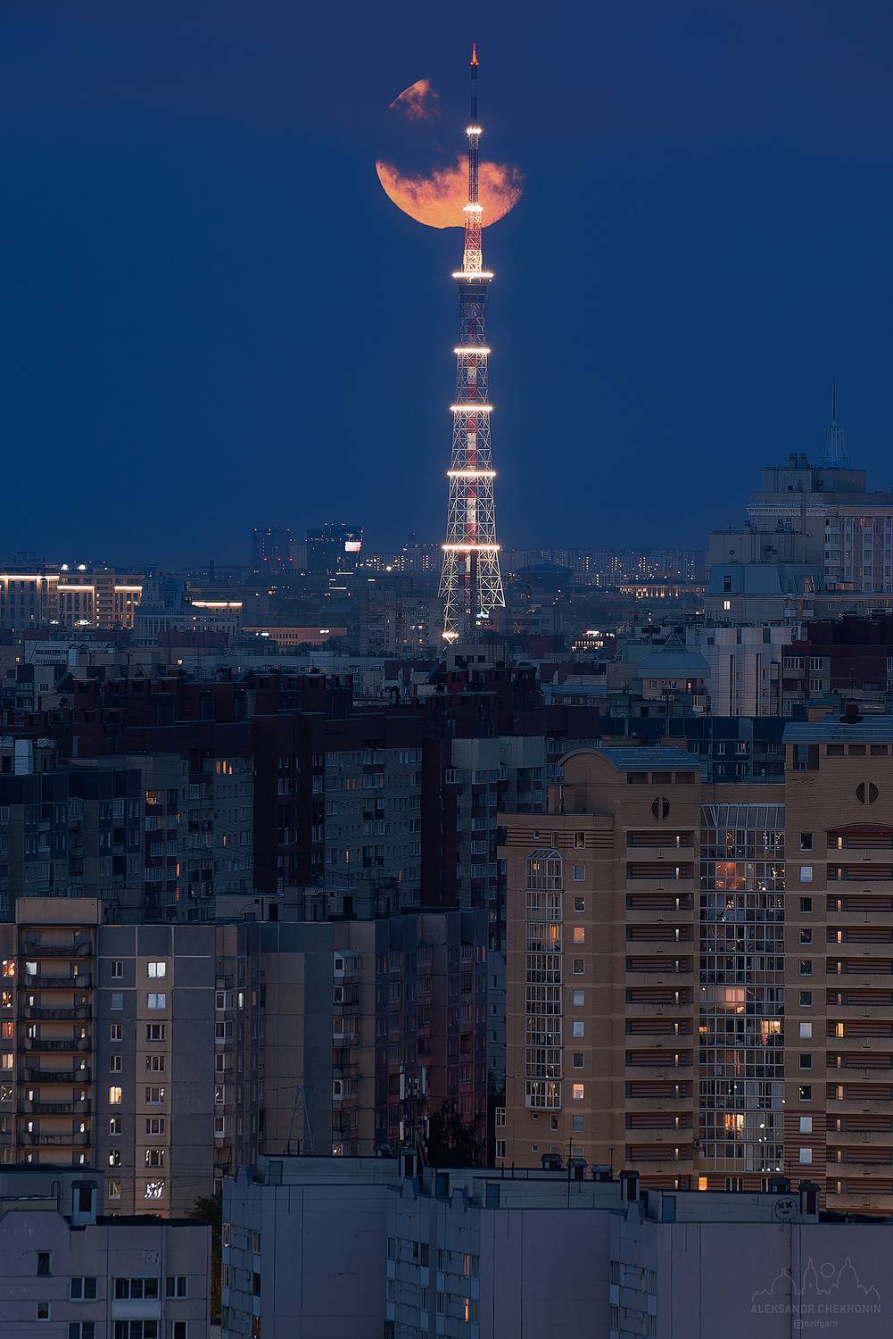 Санкт-Петербургская телебашня в лунную ночь. Автор: Чехонин Александр , Чехонин Александр