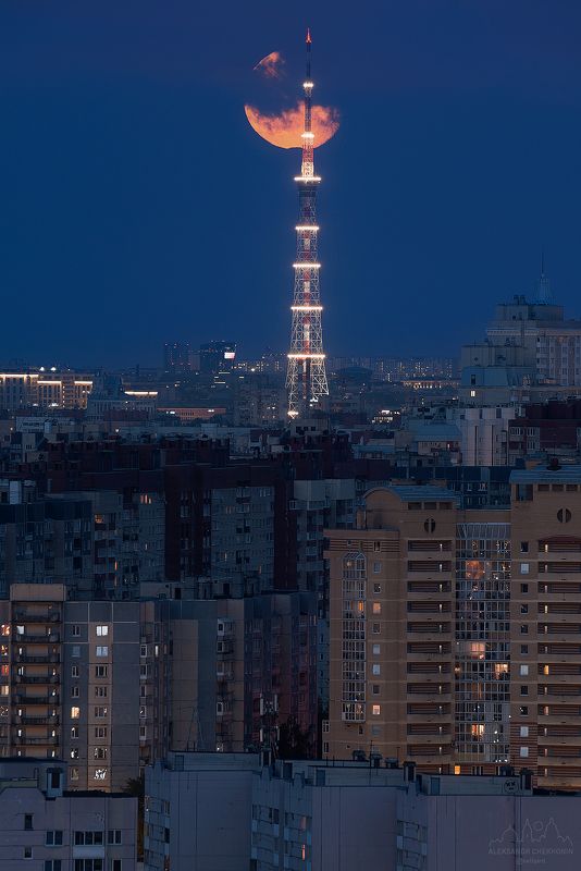 Санкт-Петербургская телебашня в лунную ночьphoto preview